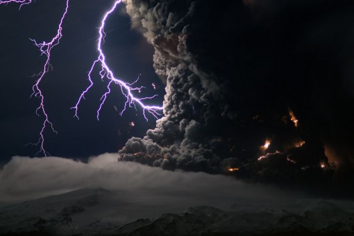 Aufsteigende Vulkanasche erzeugt Blitze