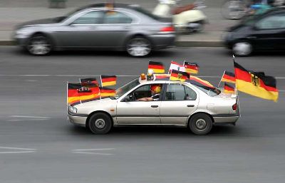 Auto mit deutschen Fahnen